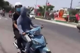 Công an làm việc với người trùm kín mặt chạy xe máy