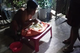Phát hiện bé trai sơ sinh trong thùng giấy bên đường ở Đà Nẵng