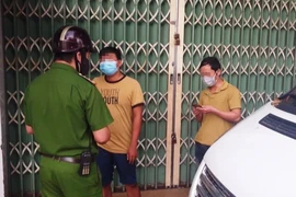 2 người đi bộ được 500 m trong thời gian giãn cách thì gặp công an