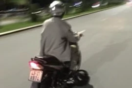 Nữ du khách Nhật đạp xe trên đường phố Đà Nẵng thì bị sàm sỡ