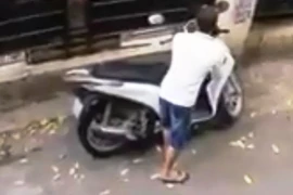 Mất xe SH khi dừng lại tìm chiếc khuyên tai