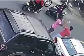 Người đàn ông chạy ô tô tông xe đang đậu còn đánh nạn nhân
