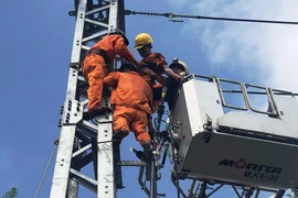 Cứu nam công nhân xây dựng bị điện giật trên trụ điện