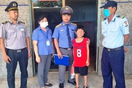Bé trai 10 tuổi không có người thân trên tàu hỏa, nghi bị bắt cóc