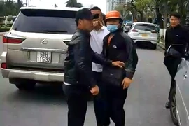 Vụ người đi Lexus giật điện thoại người đi xe máy: Công an mời nhận lại điện thoại