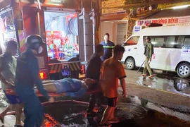 Cứu kịp 2 vợ chồng kẹt trong căn nhà đang cháy