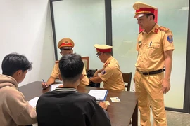 Nhóm thanh niên chuyên chạy xe máy dẫn đường cho xe cứu thương bị CSGT xử phạt