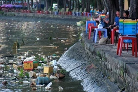 Thản nhiên hóng mát, câu cá trên khúc kênh đầy rác
