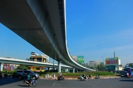 Ngày đầu thông xe cầu vượt ngã 7 gần sân bay Tân Sơn Nhất