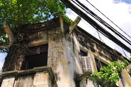 Tháo dỡ biệt thự trên đường Tăng Bạt Hổ