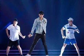 30 vệ sĩ và một phòng chờ thiết kế riêng cho Bi Rain