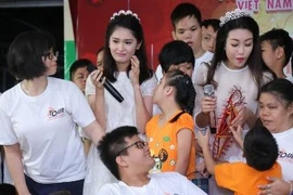 Tân hoa hậu, á hậu đàn hát vui Trung thu với trẻ bất hạnh 