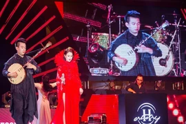 Tố My làm mới Dạ cổ hoài lang trên nền nhạc điện tử
