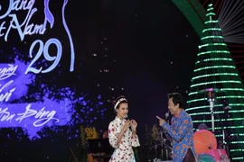 Khán giả Đà Lạt đội gió rét xem Hương Lan, Tuấn Ngọc