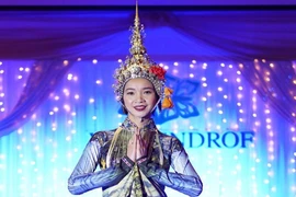 Áo dài độc từ 'hôn phối' Việt - Thái 