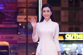 Hoa hậu Đỗ Mỹ Linh gây thương nhớ với áo dài hoa sen