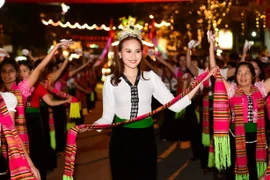 Hoa hậu Khánh Ngân xinh đẹp ở Mường Lò
