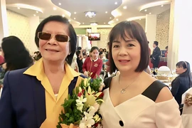 Minh Cảnh về nước, nghệ sĩ cải lương hân hoan đón chào