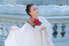 Nghệ sĩ Bạch Tuyết gây ấn tượng với những bộ áo dài độc đáo