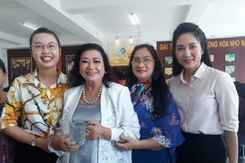 Hình ảnh nghệ sĩ giổ tổ tưng bừng ở các sân khấu kịch TP.HCM