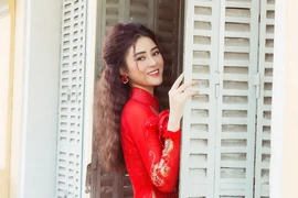 Ngắm vẻ đẹp thiếu nữ của á hậu Lý Kim Thảo trong áo dài tết