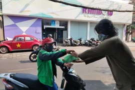 Người dân TP.HCM làm từ thiện trong mùa dịch