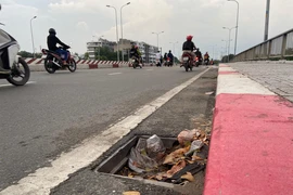 Lại bị mất nắp chắn rác trên cầu