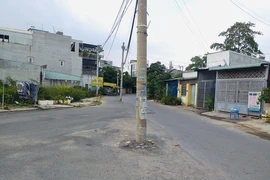 Sẽ di dời 2 trụ điện đứng giữa đường ở Thủ Đức