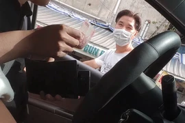 Ngang nhiên thu phí đỗ xe ở TP.HCM: Người dân chờ câu trả lời rõ ràng