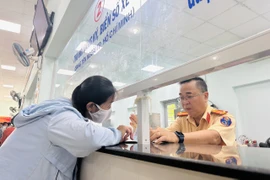 Ngày đầu cấp biển số định danh: Người dân còn nhiều thắc mắc