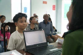 TP.HCM: Người lớn, trẻ em hào hứng trong ngày đầu cấp căn cước 