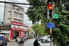 Xe máy rẽ phải khi gặp đèn đỏ được không?