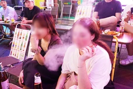 Chùm ảnh: Giới trẻ thản nhiên hút thuốc lá điện tử dù đã bị cấm từ 1-1