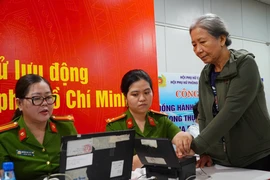Bắt đầu cấp căn cước, tài khoản định danh điện tử tại ga Bến Thành, Metro số 1