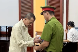 1 người nước ngoài lãnh án vì làm giấy tờ giả