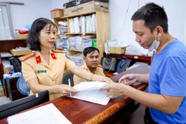 Biển số xe, cà vẹt xe bị lũ cuốn trôi: Làm sao để được cấp lại?