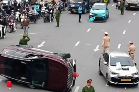 Tài xế trong vụ lật ô tô ở Hà Nội đối diện trách nhiệm pháp lý nào?