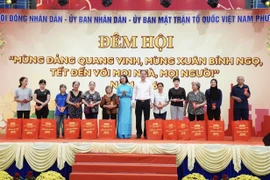 TP.HCM: Phường Cầu Kiệu trao quà Tết, mở gian hàng bình ổn giá cho người dân