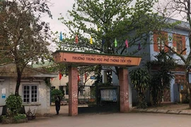 Hơn 500 học sinh nghỉ học phản ứng chuyển trường 