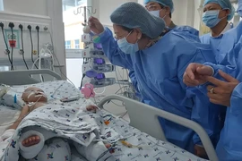 Phó Chủ tịch nước thăm hai bé song sinh Trúc Nhi – Diệu Nhi