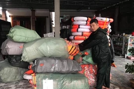 Người thầy lao mình vào lũ dữ cứu người 