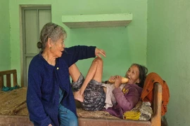 Cả xóm Lẫm cưu mang một người điên 