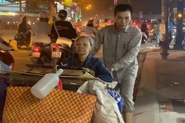 Chàng trai hiếu thảo cùng xe ve chai khắp nẻo Sài Gòn 