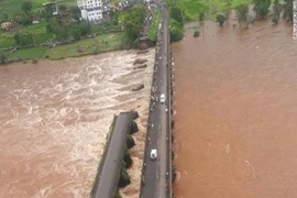 Cầu sập bất ngờ, hàng loạt xe buýt, xe máy rơi xuống sông