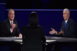 Phó tướng Clinton-Trump tranh luận: Thi nhau bảo vệ sếp