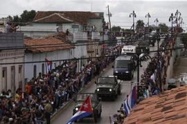 Di cốt Chủ tịch Fidel tiếp tục hành trình dọc đông Cuba