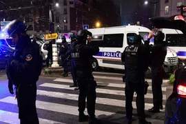 Cướp có vũ trang, bắt cóc con tin ở Paris