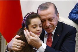 Tổng thống Erdogan xúc động đón 'phóng viên nhí' Aleppo