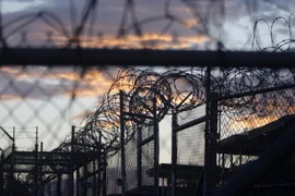 Obama thách thức Trump về tù nhân Guantanamo