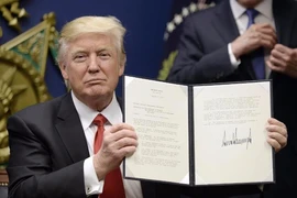 Nhậm chức hơn 10 ngày, ông Trump hứng 52 vụ kiện